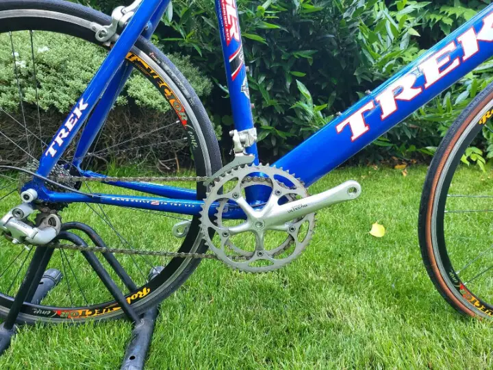 the drivetrain and gears of the trek 1000